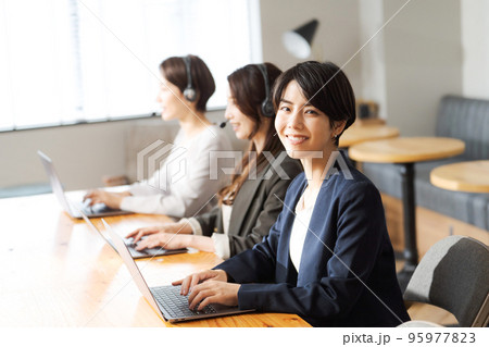 オペレーター 女性 複数 オペレーター 女性 複数 95977823