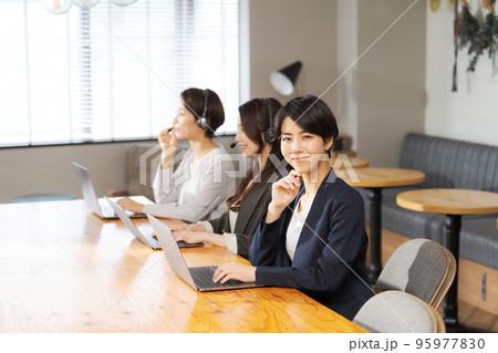 オペレーター　女性　複数 95977830