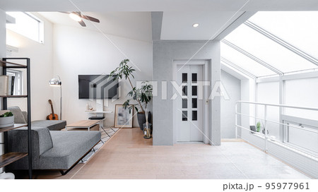 エレベーターがあるモダンスタイルのリビングルーム 95977961