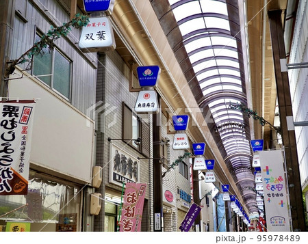 桃谷本通商店街のアーケード　大阪市生野区 95978489
