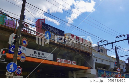 JR桃谷駅の商店街アーケードへと続く高架 大阪市生野区 JR桃谷駅の商店街アーケードへと続く高架 大阪市生野区 95978492