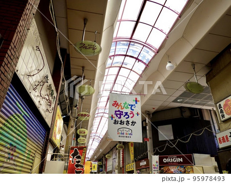 桃谷駅前商店街のアーケード　大阪市生野区 95978493
