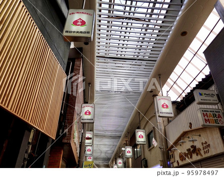 桃谷中央商店街のアーケード　大阪市生野区 95978497