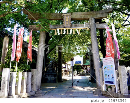 コリアタウン商店街脇にある御幸森天神宮の鳥居　大阪市生野区 95978543