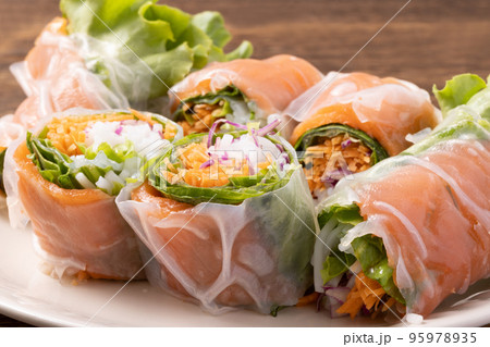 サーモン　生春巻き 95978935