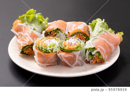 サーモン　生春巻き 95978939