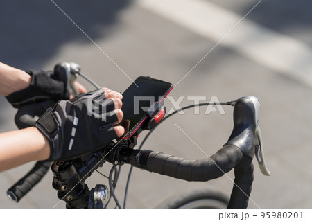 ロードバイクにスマホホルダーで取りつけたスマホナビを操作 ロードバイクにスマホホルダーで取りつけたスマホナビを操作 95980201