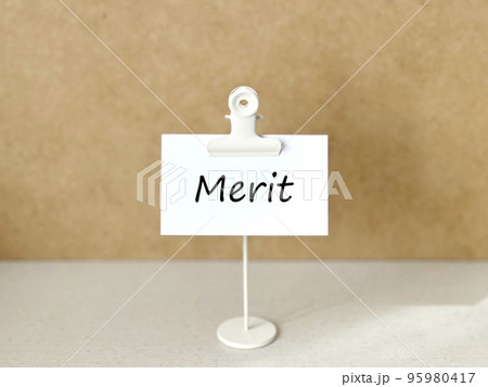 クリップスタンドとMeritの文字入り白い紙_コルク背景 クリップスタンドとMeritの文字入り白い紙_コルク背景 95980417
