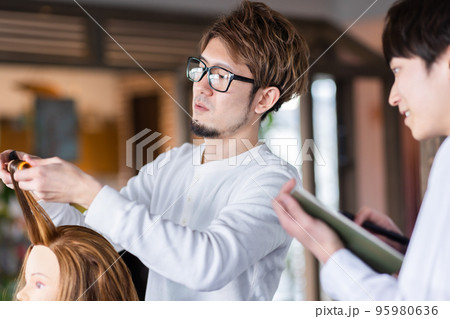 美容師　勉強　練習 95980636