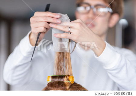 美容師の手元 美容師の手元 95980783