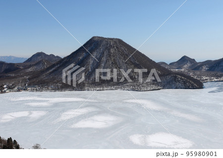 群馬県 高崎市 冬 榛名湖と榛名富士(榛名山) 群馬県 高崎市 冬 榛名湖と榛名富士(榛名山) 95980901