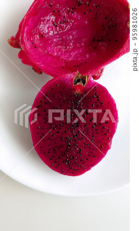 カットしたドラゴンフルーツ(赤) カットしたドラゴンフルーツ(赤) 95981026