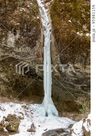 群馬県　高崎市　冬　榛名神社　瓶子の滝（みすずのたき）　 95981156