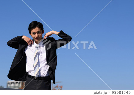 新卒、中堅サラリーマンの就活や求人に使いやすいイメージ　広角　右にコピースペースありカメラ目線 95981349