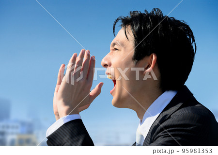大きな声で呼んだり叫ぶスーツの男性のイメージ 95981353