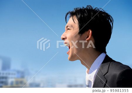大きな声で呼んだり叫ぶスーツの男性のイメージ 95981355