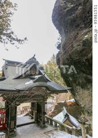 群馬県　高崎市　冬　榛名神社　双龍門 95981551