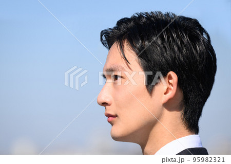 新卒や学生で使いやすいイメージ　横顔 95982321