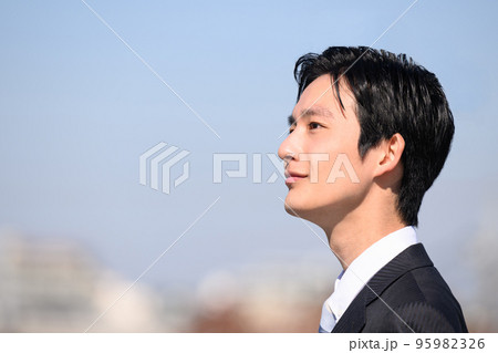 新卒や学生で使いやすいイメージ　横顔 95982326