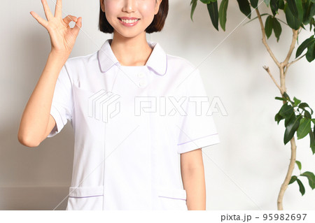 室内でOKサインを出す医療従事者の女性 室内でOKサインを出す医療従事者の女性 95982697