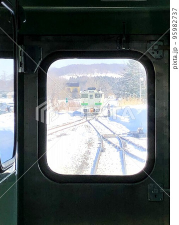 新十津川駅に向かう列車をキハ40の小窓から見る 新十津川駅に向かう列車をキハ40の小窓から見る 95982737