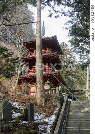 群馬県　高崎市　冬　榛名神社　三重ノ塔 95982784