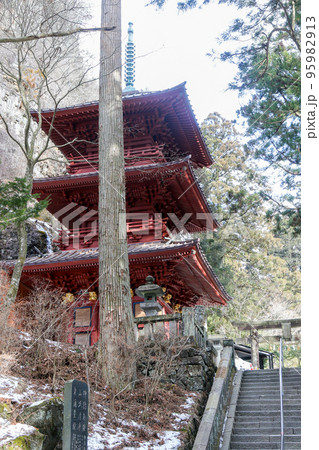群馬県　高崎市　冬　榛名神社　三重ノ塔 95982913