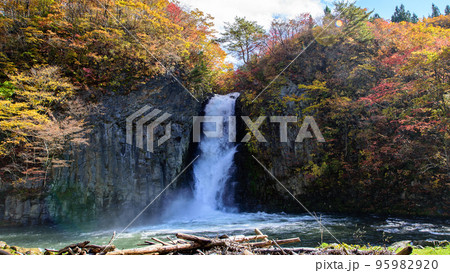 秋の紅葉に染まる銚子の滝 秋田県 鹿角市 秋の紅葉に染まる銚子の滝 秋田県 鹿角市 95982920
