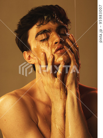 A honey face and beauty treatment gets your skin glowing. Go for the nectar of the anti aging and skincare gods with an organic, golden and natural facial thats dripping in health 95983007