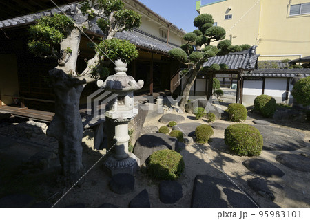 国登録有形文化財　旧来住家住宅　庭園（兵庫県西脇市西脇） 95983101