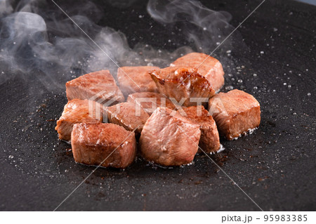国産和牛のサイコロステーキ焼き 国産和牛のサイコロステーキ焼き 95983385