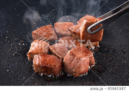 国産和牛のサイコロステーキ焼き トング上げ 国産和牛のサイコロステーキ焼き トング上げ 95983387