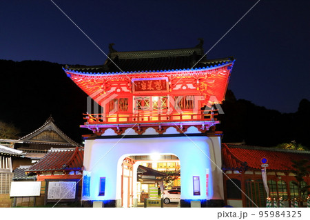 武雄温泉楼門　ライトアップ 95984325