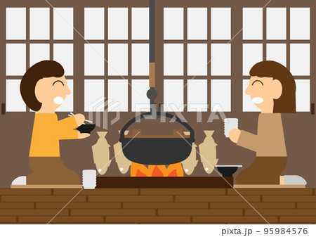 囲炉裏を囲んで食事をする人たち 95984576