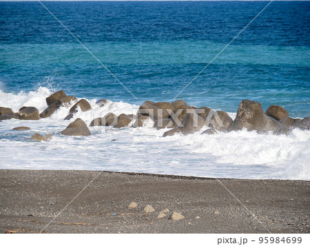 海岸の消波ブロック。 海岸の消波ブロック。 95984699