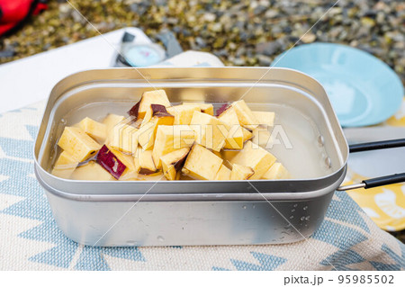 メスティンで炊くサツマイモご飯 メスティンで炊くサツマイモご飯 95985502