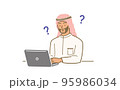 PCの前でハテナの中東男性 95986034