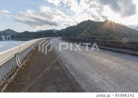 池原ダム天端の国道425号線 池原ダム天端の国道425号線 95986242
