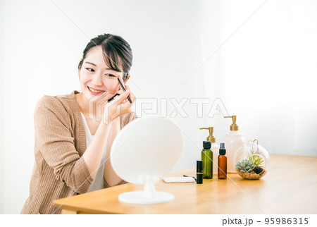 アイラインを引く女性 95986315