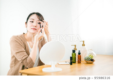 アイラインを引く女性(インライン) アイラインを引く女性(インライン) 95986316