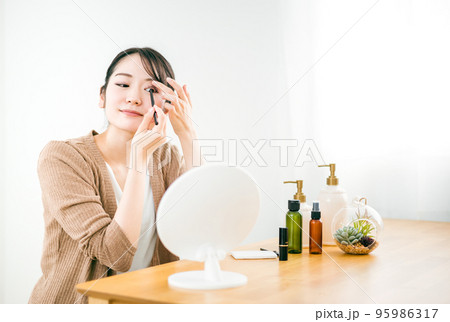 アイラインを引く女性（インライン） 95986317