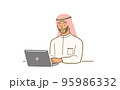PCの前で笑顔の中東男性 95986332