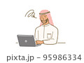 PCの前で怪訝な表情の中東男性 95986334