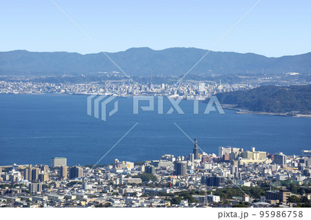 別府大分市街地と別府湾一望 95986758
