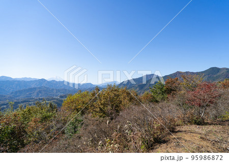 要害山の山頂から見た富士山（山梨県上野原市） 95986872
