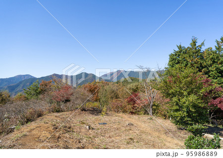 要害山の山頂（山梨県上野原市） 95986889