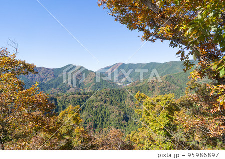 風の神様から見た三頭山方面の景色(山梨県上野原市) 風の神様から見た三頭山方面の景色(山梨県上野原市) 95986897