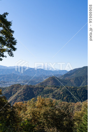 コヤシロ山の山頂から見た富士山(山梨県上野原市) コヤシロ山の山頂から見た富士山(山梨県上野原市) 95986908