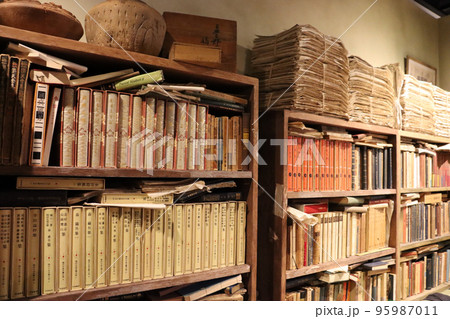 古い本棚と書籍の写真素材 [95987011] - PIXTA