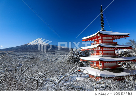 新倉山浅間神社忠霊塔と富士山の雪景色 山梨県富士吉田市 新倉山浅間神社忠霊塔と富士山の雪景色 山梨県富士吉田市 95987462